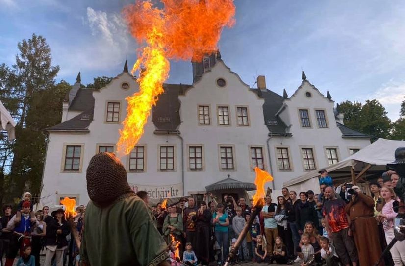 Auch Feuerspucken gehört zum Unterhaltungsprogramm beim Schlossfest.
