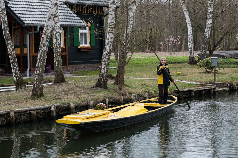 Postbotin Andrea Bunar startet die Kahnzustellsaison im Spreewald.