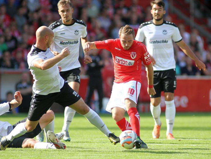 Gleich klingelt es im Tor der Bautzner: Fabio Vitteri (Mitte, Cottbus) zieht ab, der Ball findet den Weg ins Netz der Gäste. Martin Kolan (links, Bautzen) kann nicht mehr eingreifen. Foto: Torsten Zettl