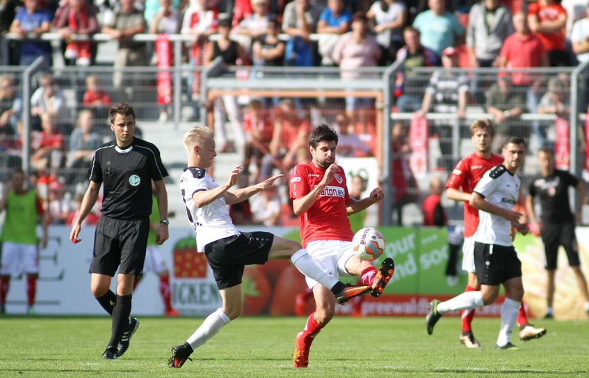Zweikampf ohne Kompromisse: Josef Müller (links, Bautzen) und Joshua Putze (rechts, Cottbus). Foto: Torsten Zettl
