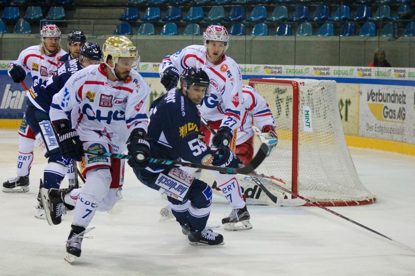 Neu-Eislöwe Ville Hämäläinen (vorn #55) im Kampf mit Ravensburgern. Foto: Büttner