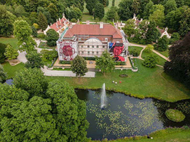 Verhüllung des Branitzer Schlosses mit künstlerisch gestalteten Bauplanen vom Cottbuser Kunstpreisträger Hans Scheuerecker. Foto: Thomas Goethe