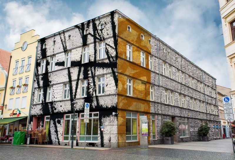 Gebeamte Fassadengrafik am Gebäude der ehemaligen Kunstsammlung in der Cottbuser „Sprem“ anlässlich des Filmfestivals 2020. Foto: Clemens Schiesko