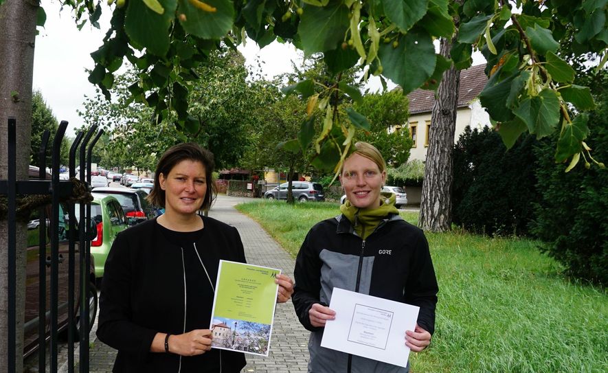 Bauverwaltungsamtsleiterin Inga Skambraks und Stadtplanerin Bianca Schöne stellen das Konzept der Baumpatenschaften vor. Foto: Stadt Meißen