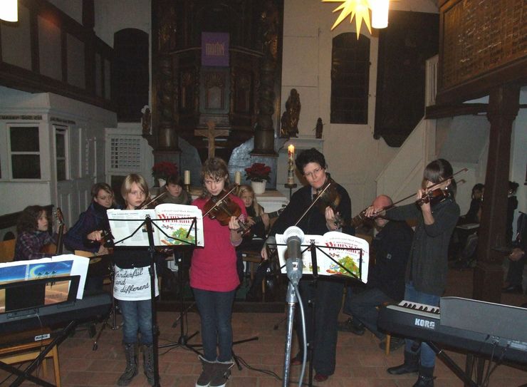 Schüler der Kreismusikschule „Gebrüder Graun“ musizieren jetzt in der Adventszeit überall im Landkreis, wie hier zum Beispiel im vergangenen Jahr in der Fachwerkkirche Alt Herzberg. Foto: Pressestelle Kreisverwaltung