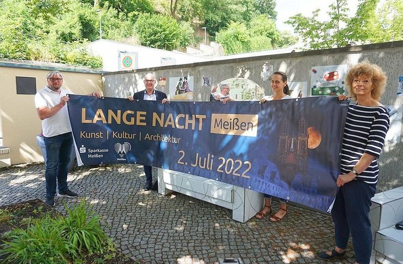 Porzellandesigner Olaf Fieber, Domkantor Thorsten Göbel, Kulturreferentin Sara Engelmann und Bibliotheksleiterin Petra Micksch (v.l.n.r.) stellten im Pocket Park das Programm und die Highlights der »Langen Nacht« der Kunst, Kultur und Architektur vor.