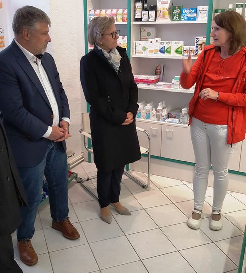 Der Vorsitzende des Sächsischen Apothekerverbandes Thomas Dittrich im Gespräch mit Sozialministerin Barbara Klepsch und Ulrike Finger, der Inhaberin der Marien-Apotheke in Elstra. Foto: SAV