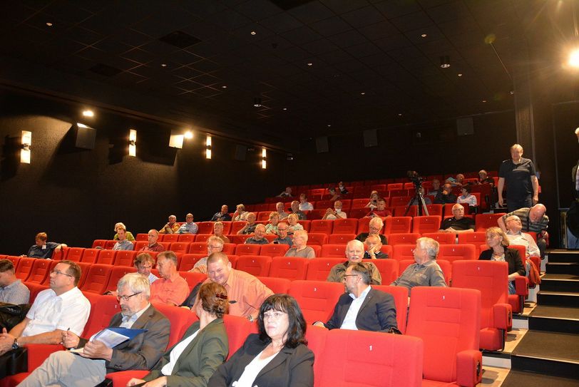 Das Bürgerforum mit Umweltminister Axel Vogel (vorn, 3.v.r.) und Vertretern der LMBV und des NABU sowie interessierten Bürgern fand im Spreekino statt. Foto: D. Bogott