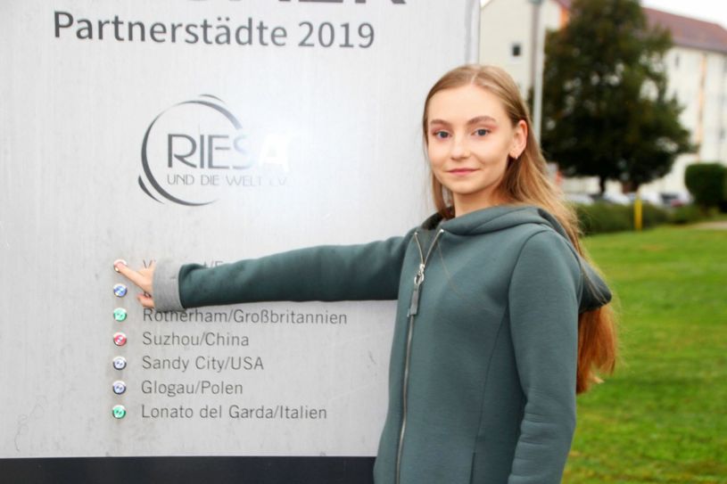 Gymnasiastin Elisaweta Stark hat die Sprachinformationen zu Riesas Partnerstädten eingesprochen und ist auf Knopfdruck zu hören. Foto: Farrar