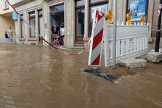 Die geplatzte Trinkwasserhauptleitung setzt Fußweg, Fahrbahn und Keller unter Wasser.