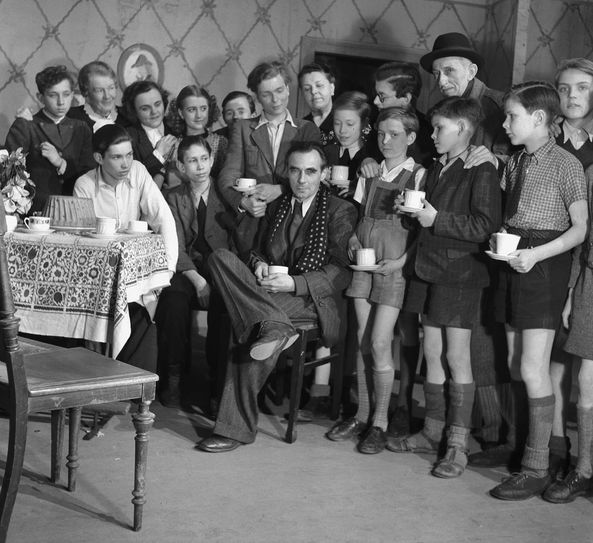 Berlin-Mitte 1947. Erich Kästner mit den Darstellern seines Stückes "Emil und die Detektive" nach einer Aufführung am Metropoltheater. Fotoquelle: Deutsche Fotothek