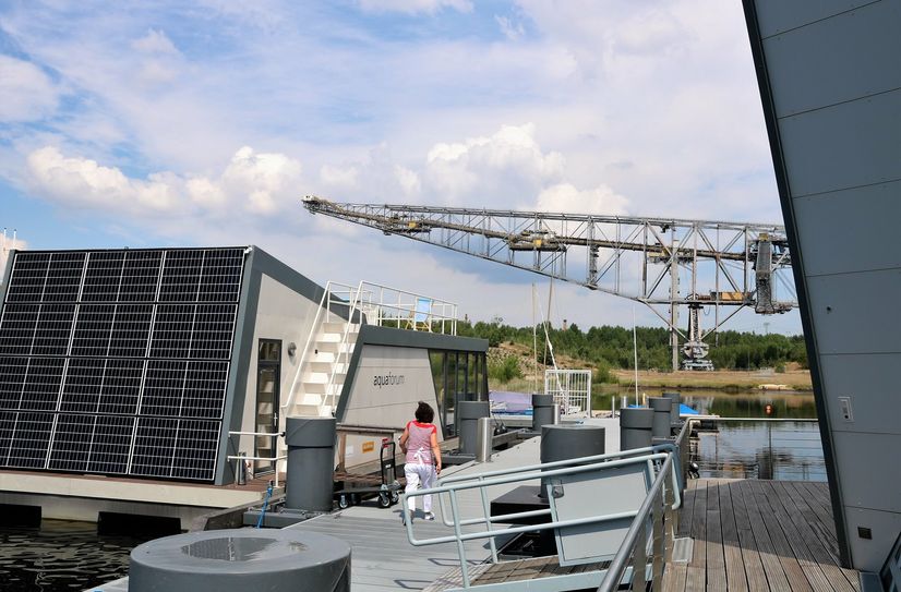 Autarkes Haus und Konferenzschiff bilden im Hafen am Bergheider See eine auch architektonisch spektakuläre Ansicht.