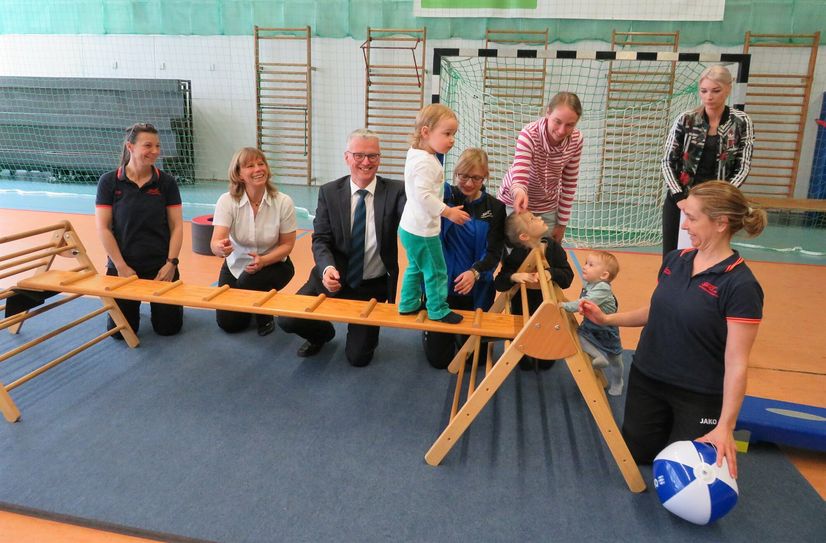 Die neuen Trainingsmatten sorgen für mehr Sicherheit beim Kindersport.