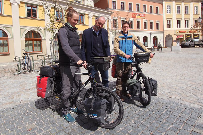 Die beiden Abenteurer flankieren den interessierten OB. Foto: Stadtverwaltung Bautzen