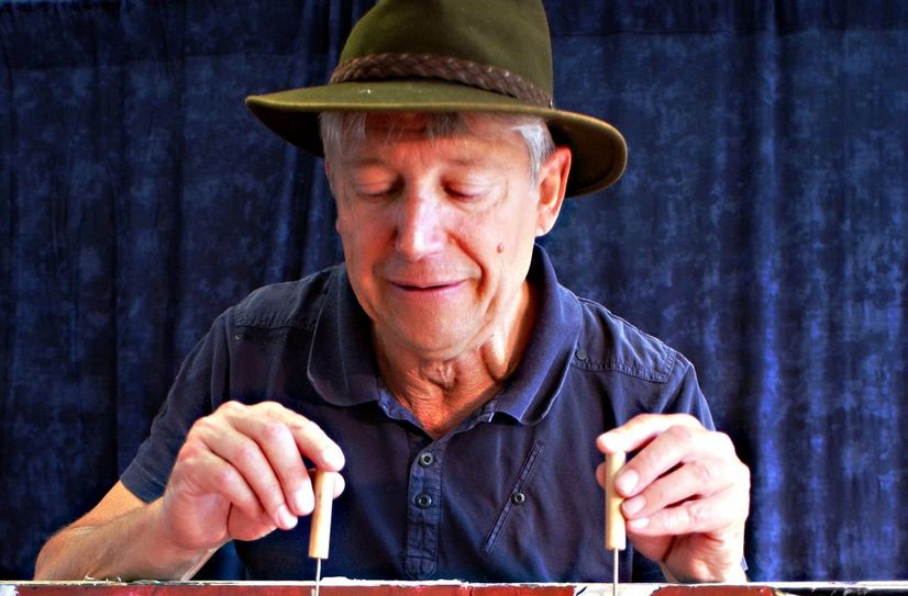 Jörg Bretschneider spielt sein Stück überwiegend mit Flachfiguren.