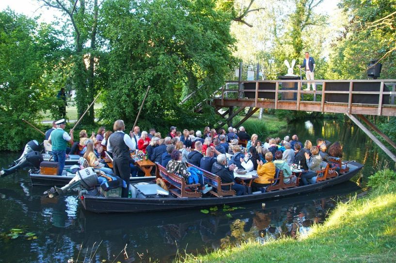 Am16. Juli fand die 59. Lübbener Kahnnacht statt. Circa 1.000 Gäste wurden durch den abendlichen Spreewald gefahren
und genossen ein buntes Bühnenprogramm aus spektakulären Effekten, Musik, Tanz und Comedy.