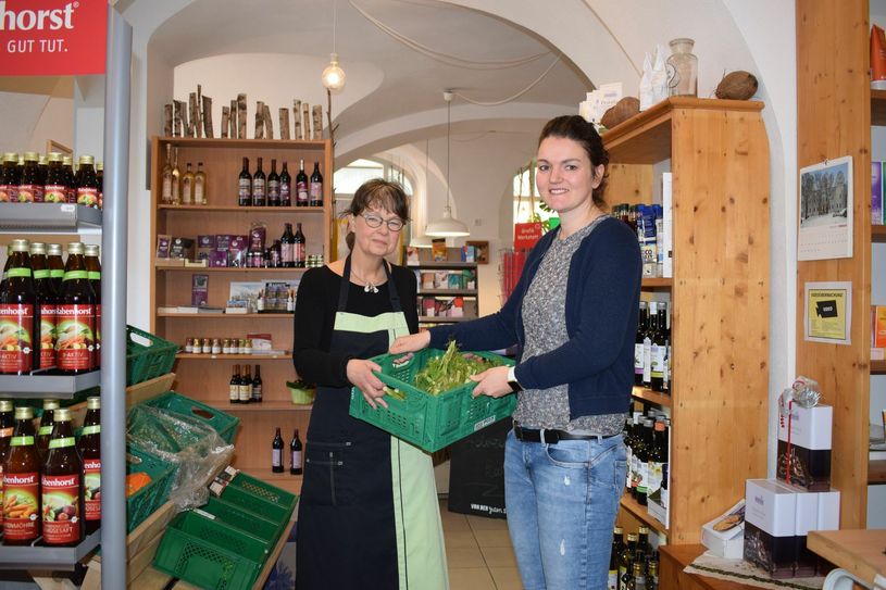 Susanne Richter (l.) beim Symbolfoto mit Christin W. In der »Grünen Ecke« in Bautzen bleiben fast keine Lebensmittel übrig, weil Nahrungsmittel sinnvoll weiterverarbeitet und nachhaltig eingekauft werden. Foto: sap