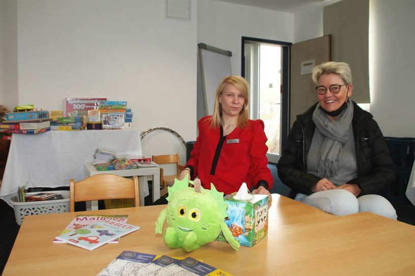 Ein letzter Moment der Ruhe vor dem Eintreffen der Gäste für Hotel-Managerin Sandra Heinze (li.) und Hilfe-Organisatorin Edith Weihmann.