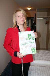 Hotel-Managerin Sandra Heinze zeigt uns die Zimmer, in der die Flüchtlinge vorerst leben werden. Hier finden sie auch eine Willkommens-Broschüre, um sich in ihrer neuen Umgebung zurecht zu finden.