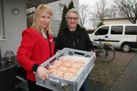 Katrin Pieprz (re., Stadtbäckerei Pieprz) bringt die Begrüßungs-Kuchen für die ukrainischen Flüchtlinge