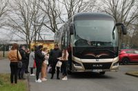 Der erste Bus trifft ein. In den nächsten Tagen werden weitere Gäste folgen.