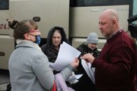 Die Gäste haben eine lange Reise hinter sich. Aus der Ukraine kommend, wurden sie zuerst in Chemnitz untergebracht, weiter ging die Reise zur Registrierung und dem Empfang von Geld für die Selbstversorgung nach Kamenz. Nun sind sie mit einer Handvoll Papiere in Hoywoy eingetroffen...