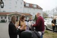 Wie wir erfahren, ist rund ein Drittel der erwarteten Gäste nicht eingetroffen. Angeblich haben sie sich nach der Ankunft in Chemitz selbst gekümmert und sind bei Verwandten und Bekannten in der Region untergekommen.