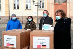 Thomas Großmann, Jingru Han-Großmann, Jörg Lübben und Torsten Pötzsch (v.l.n.r.) mit den gespendeten Schutzmasken. Foto: Stadtverwaltung