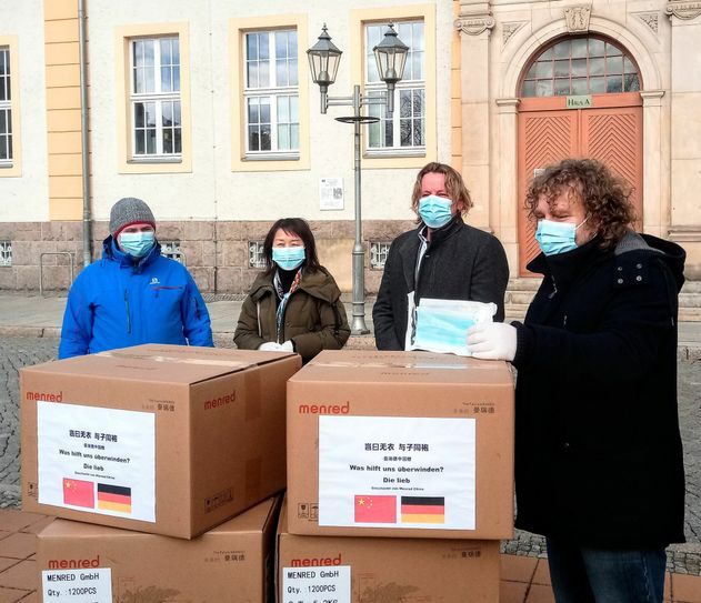 Thomas Großmann, Jingru Han-Großmann, Jörg Lübben und Torsten Pötzsch (v.l.n.r.) mit den gespendeten Schutzmasken. Foto: Stadtverwaltung