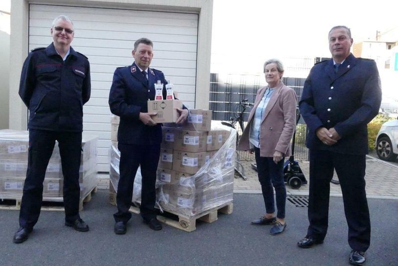 Übergabe Spende an Kreisfeuerwehrverband: Uwe Restetzki, Frank Chrissulis, Martina Weber und Björn Mierisch (v.l.n.r.). Foto: Landratsamt Görlitz