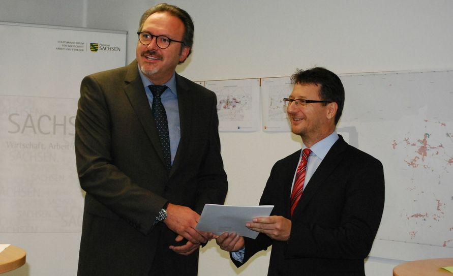 Staatssekretär Stefan Brangs (links) übergab den Fördermittelbescheid am Montag an Bürgermeister Ralf Brehmer. Foto: Keil