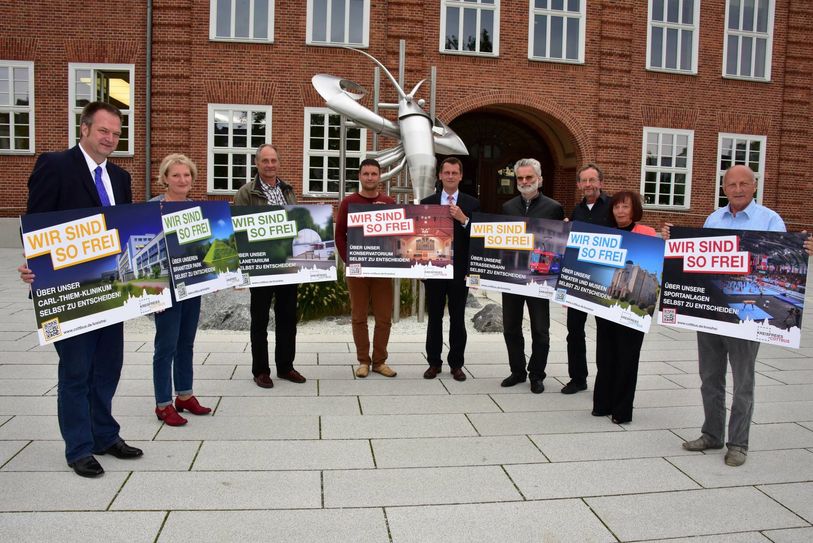 Der Cottbuser OB Kelch (Mitte) und Vertreter der Stadt haben vergangene Woche Postkarten und Plakate vorgestellt. Unter dem Motto "Wir sind so frei" werben sie für den Erhalt der Kreisfreiheit in Cottbus. Foto: Helbig