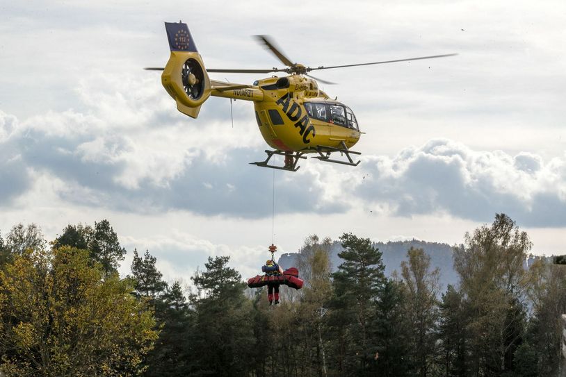 Mit dem Rettungshubschrauber wird der Verletzte geborgen.