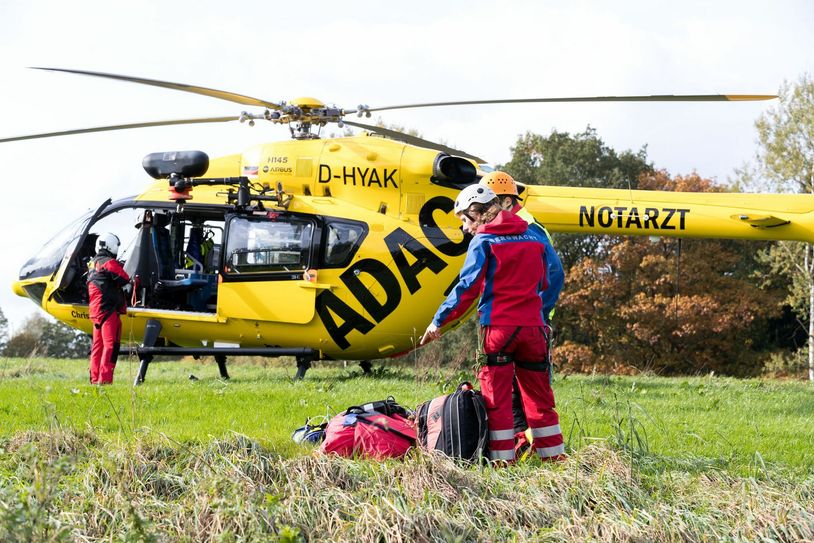 Auf der Wiese wurde der Verletzte für den Transport in die Klinik vorbereitet.