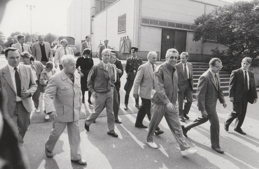 Energie gegen BFC im September 1989, Erich Mielke und Egon Krenz verlassen mit Gefolge das Stadion der Freundschaft. Foto: Erich Schutt