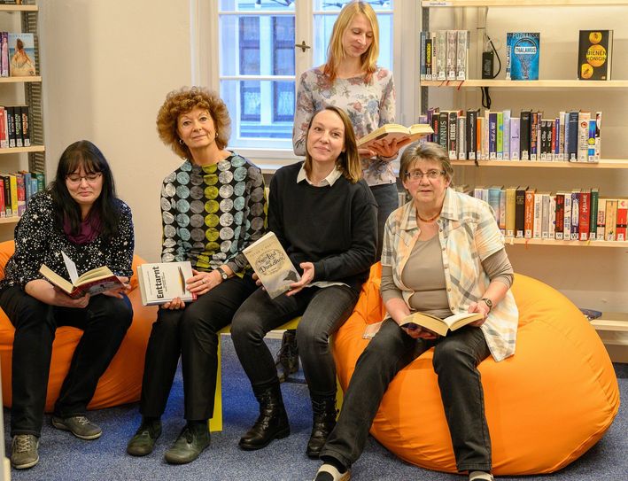 Anke John, Petra Miksch, Laura Siebert, Tina Angermann und Stephania Hentschel (v.l.) kümmern sich um die Lesewünsche aller großen und kleinen »Leseratten«.
