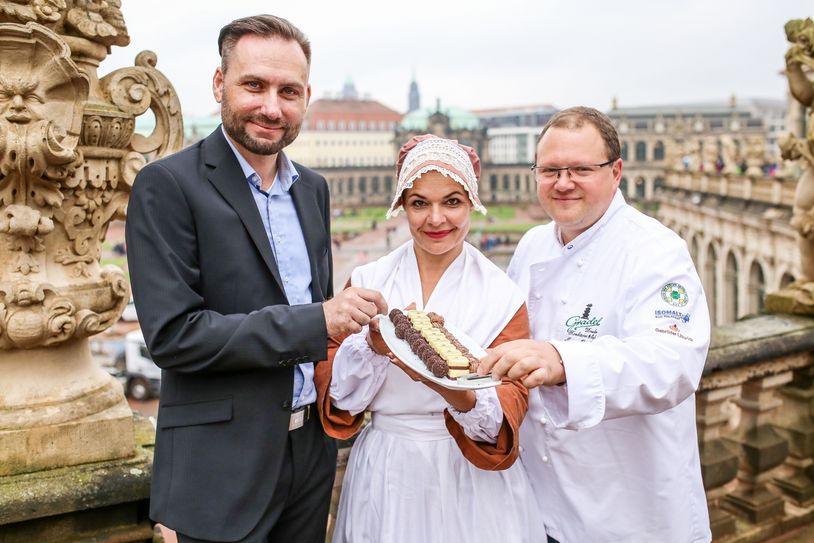 Ronny Kürschner (Veranstalter der CHOCO CLASSICO), Henriette Ehrlich (Schokoladenmädchen), Jens Gradel (Obermeister der Dresdner Konditoren-Innung) Foto: Meeco