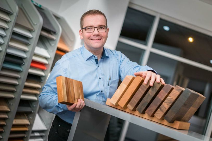 Fotos: Handwerkskammer  Dresden/Wirsig\n\rTischlermeister Martin Preusche (M.) gehört zu den besten Absolventen seines Jahrgangs.