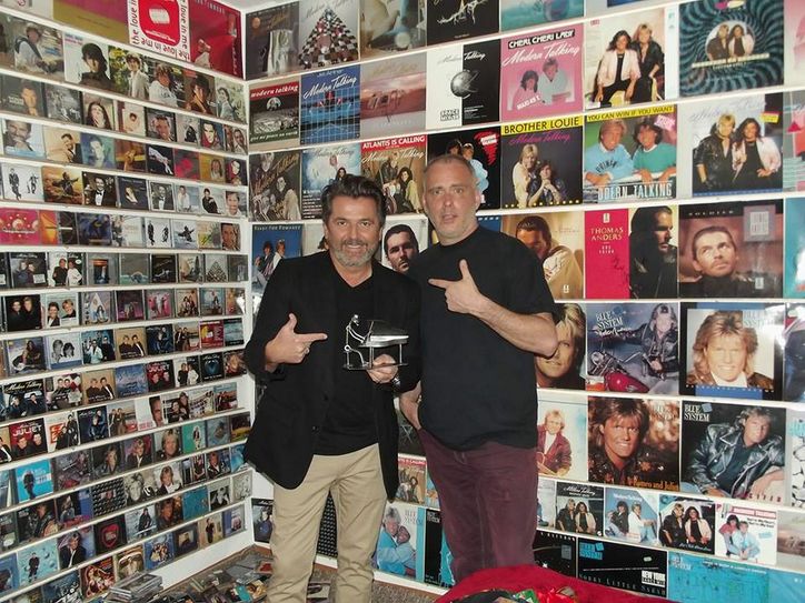 Die Wohnung von Thomas Otto (re.) in Cottbus ist voll mit Devotionalien von Modern Talking und Thomas Anders. Der Musiker (li.) gab hier im April sogar ein exklusives Wohnzimmerkonzert. Foto: privat