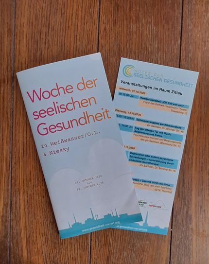 Flyer zur Woche der seelischen Gesundheit gibt’s an einigen Auslagestellen, beispielsweise beim Gesundheitsamt und dem Sozialen Netzwerk. Wer keinen mehr bekommt und auch keine Möglichkeit hat, online nachzuschauen, der kann aber auch einfach beim Sozialen Netzwerk anrufen. Foto: Keil