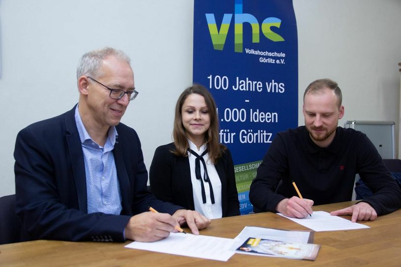 Volkshochschule-Direktor Maik Gloge, VHS- Fachbereichsleiterin Christiane Köcher und Philipp Schmid, der Vereinsvorsitzende der BS Squirrels, bei der Unterzeichnung der Kooperationsvereinbarung. Foto: Artjom Belan