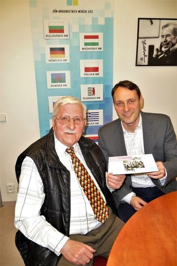Jakub Štedron, Direktor des Hauses der nationalen Minderheiten in Prag (re.) präsentiert mit Klaus Fiedler die Einladung.