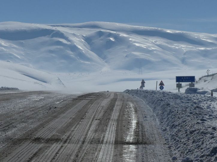 2000 Meter hohe Bergmassive im Anatolischen Hochland mit Eis und Schnee.