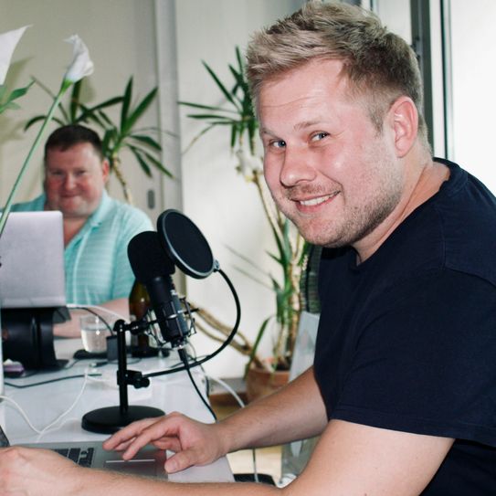 Der Lausitzer Patrick Mai aus Hoyerswerda mit seinem Mikrofonpartner Felix - Lausitzer und Berliner Humor sind bei den Podcasts immer garantiert. Foto: privat