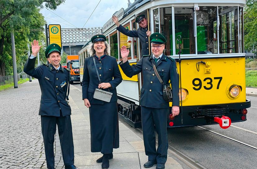 Jungfernfahrt für eine Straßenbahn aus dem Jahr 1927. Sie wurde in 24 Jahren mühevoller Detailarbeit von den Vereinsmitgliedern des Straßenbahnmuseums wieder aufgebaut.