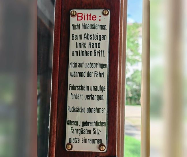 Schilder wie dieses wurden mit viel Liebe restauriert.