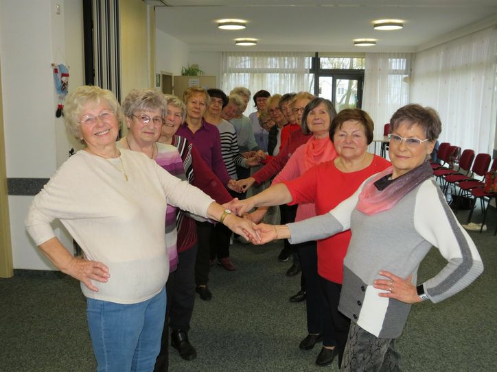 Diese fünfzehn Frauen gehören zur Tanzgruppe des NHV und freuen sich mit ihrer Tanzlehrerin Katrin Ullrich (ganz hinten mittig) auf das 25jährige Jubiläum.