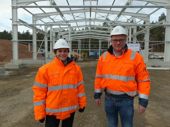 Janet Lange und Andreas Reck vor ihrer zukünftigen Werkstatthalle in Laußnitz. Foto: meeco