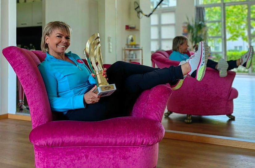 Dörte Freitag in ihrem Dresdner Tanzstudio mit dem DDP-Cup-Pokal 2019.