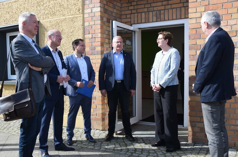 Oberbürgermeister Torsten Ruban-Zeh begrüßte am Montag die Bundesbauministerin Klara Geywitz und den Staatsminister für Regionalentwicklung, Thomas Schmidt (r.), vor dem Mitmachlabor.